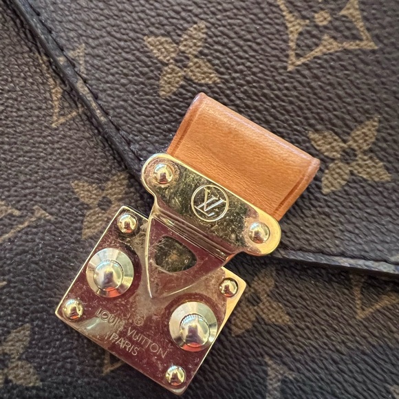 Louis Vuitton Classic Monogram Shoulder Bag - Picture 4 of 7